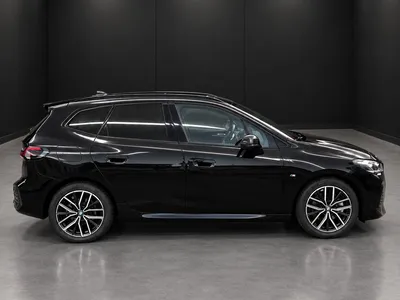 BMW Série 2 Active Tourer noire, vue de profil en studio fond noir