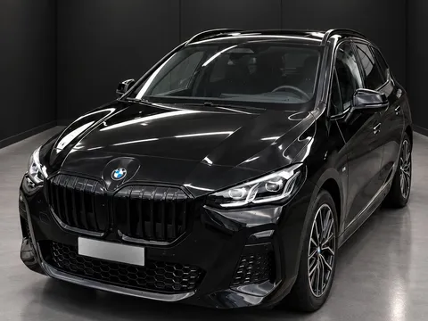 BMW Série 2 Active Tourer noire, vue trois quarts avant en studio fond noir