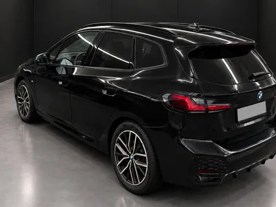 BMW Série 2 Active Tourer noire, vue trois quarts arrière en studio fond noir