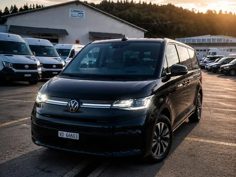 VW Multivan noire garée sur le parking du dépôt ADA à Ecublens au coucher du soleil