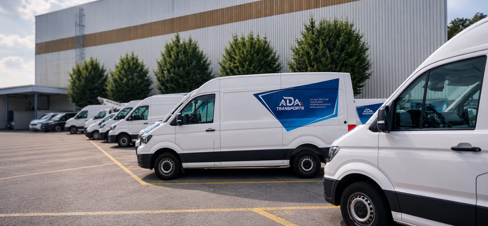 VW Crafter Ada Location garé, vue de trois-quarts