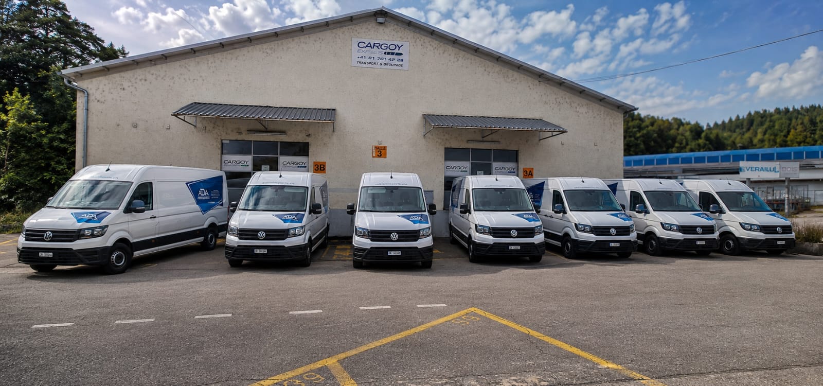 Flotte de fourgons VW Crafter Ada Location garée devant le dépôt